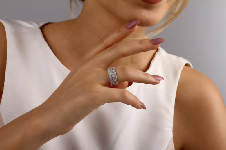 can we wear silver ring in ring finger