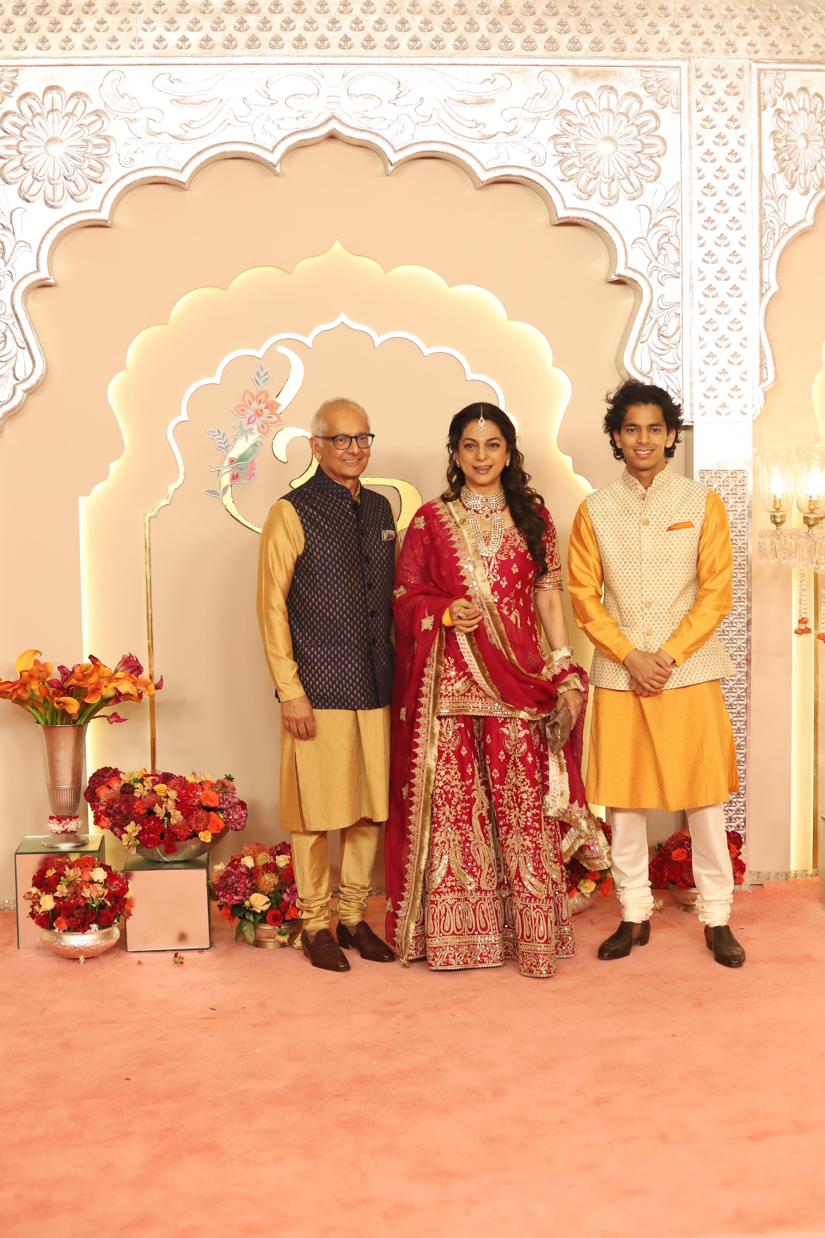 juhi chawala with family in anant ambani and radhika merchant wedding