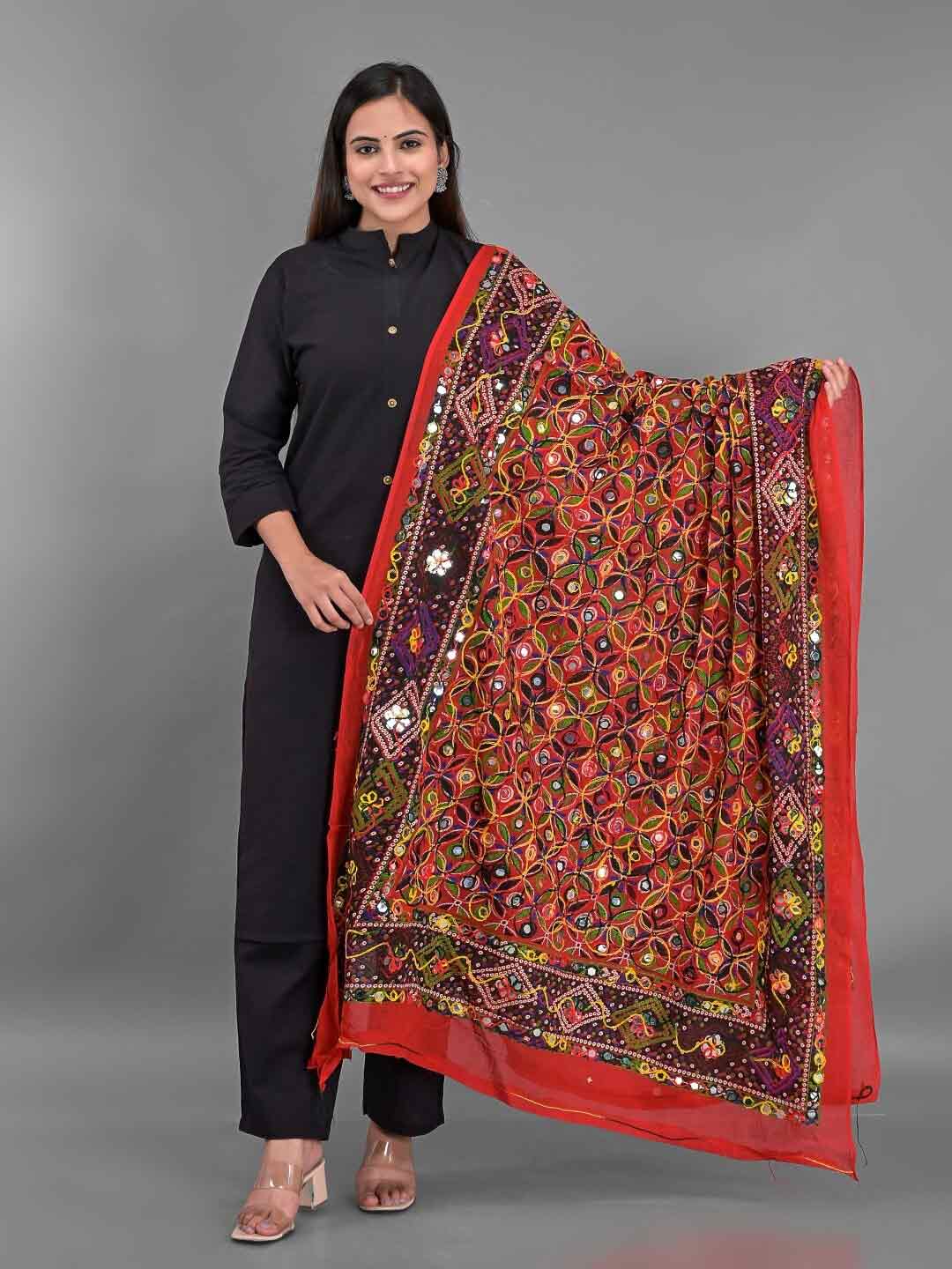 red dupatta