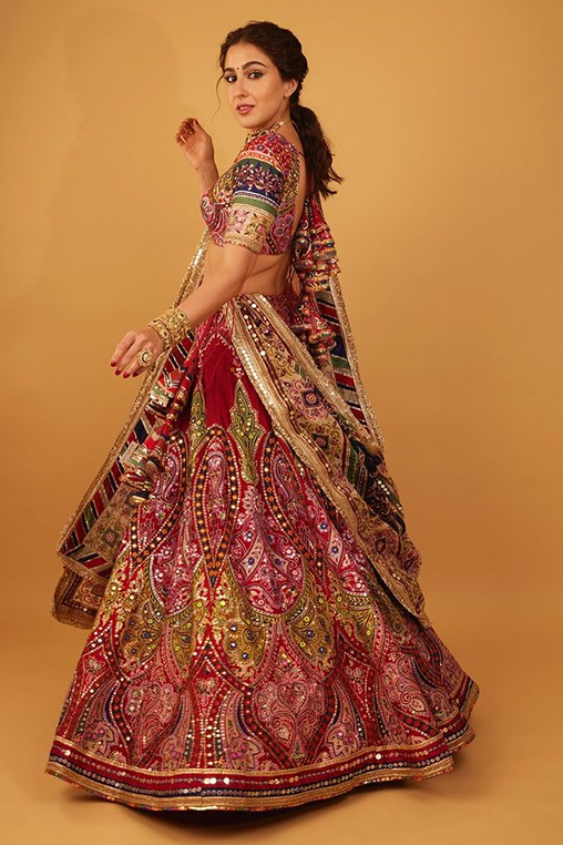 red lehnga