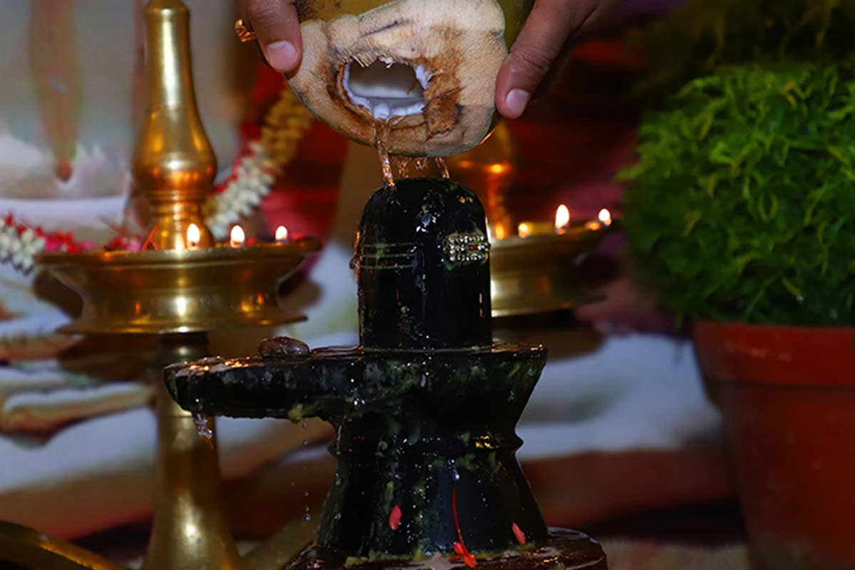 sawan pradosh vrat  pr shivling ko kis mudra mein sparsh kare