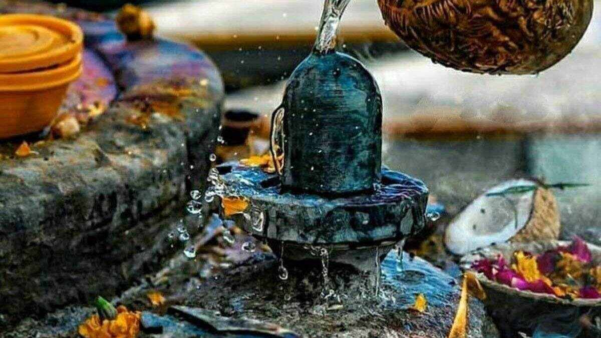 sawan pradosh vrat  pr shivling ko kis mudra mein sparsh karna chahiye
