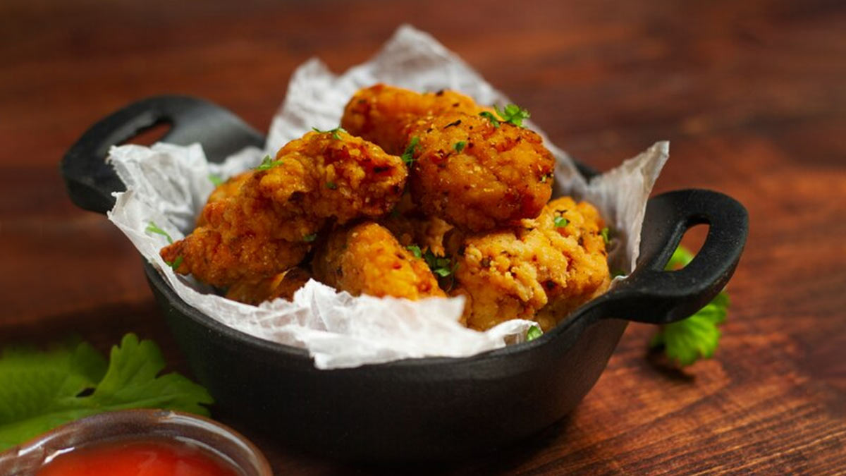 tips to make yummy aloo pyaaz pakoda in Hindi