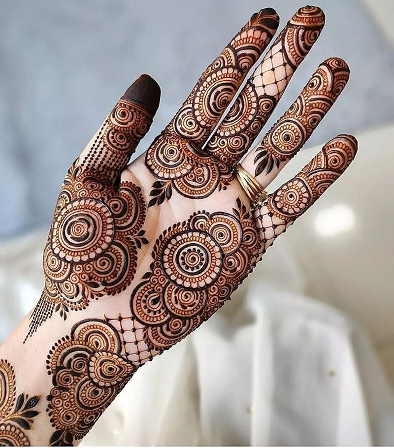 Heavy Circle Mehndi Design