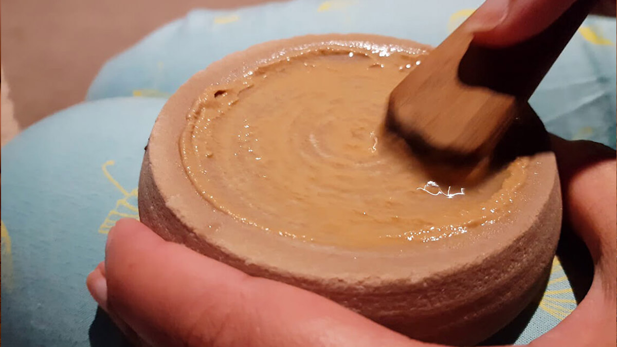 apply chandan on banyan tree