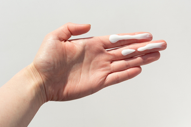 how to apply sunscreen