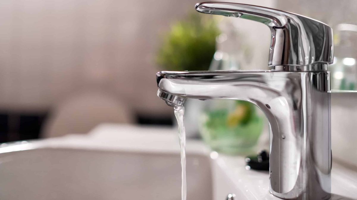 உங்கள் வீட்டு குழாய்களிருந்து தண்ணீர் மெதுவாக வெளியேறுகிறதா? இதோ இந்த