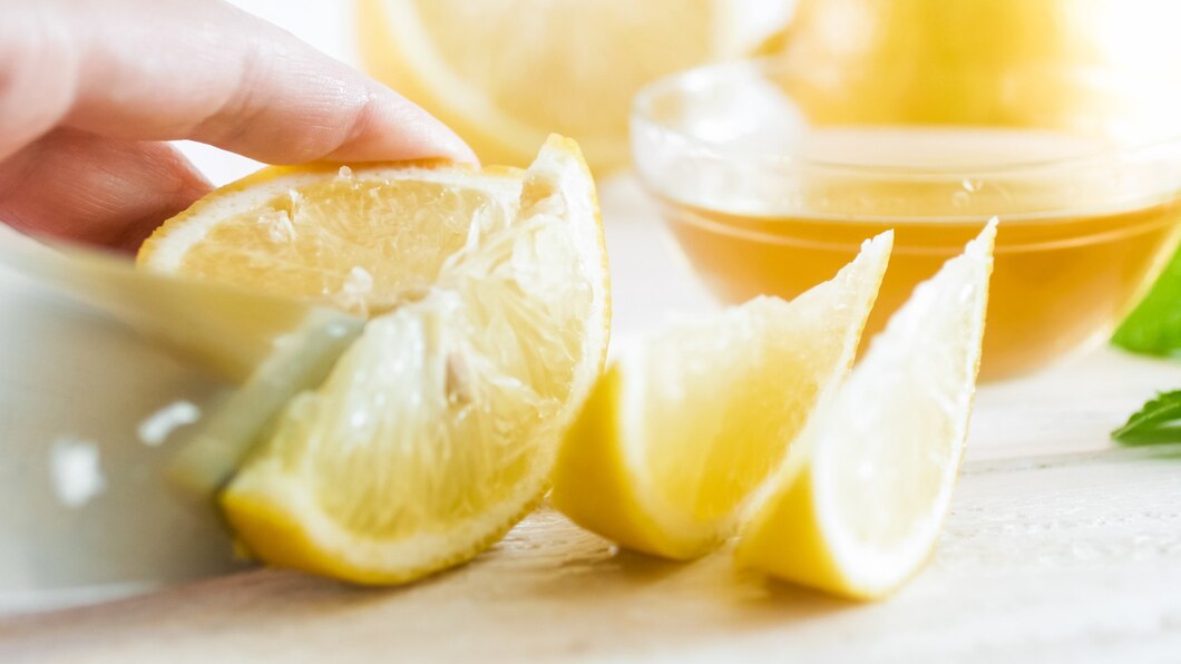 lemon to clean mouldy dishes