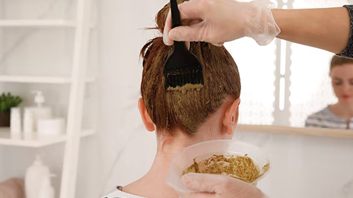 mehndi pack for hair reduce dandruff problem