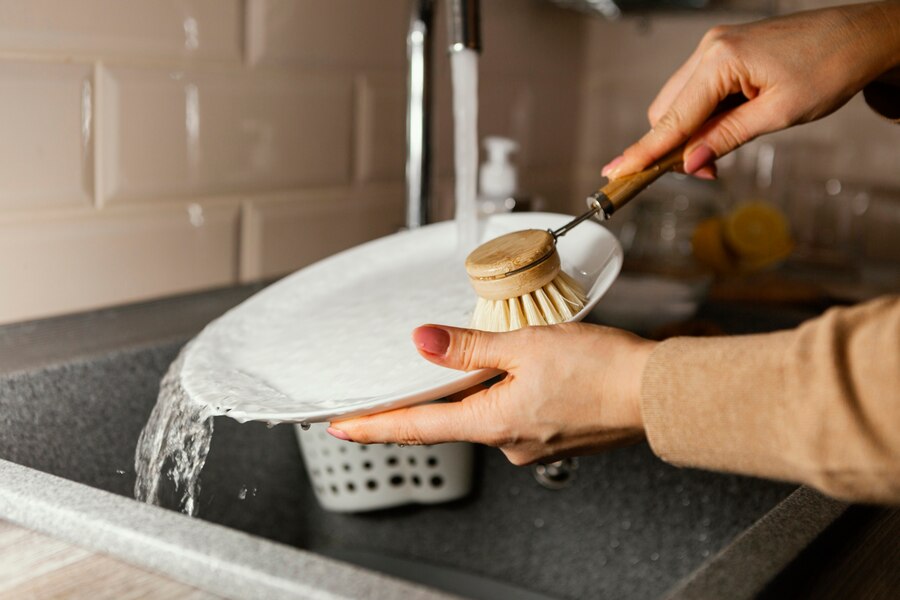 washing dishes to prevent mouldy dishes