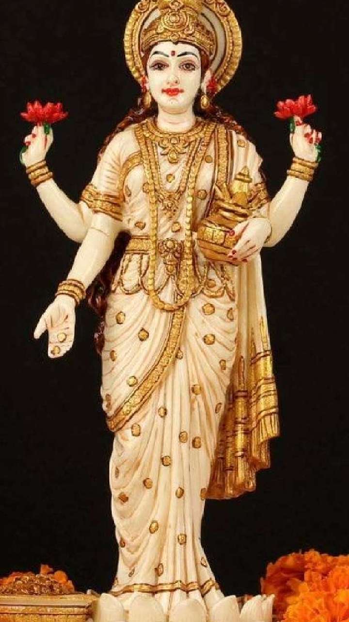 why we should not keep goddess lakshmi idol in standing position