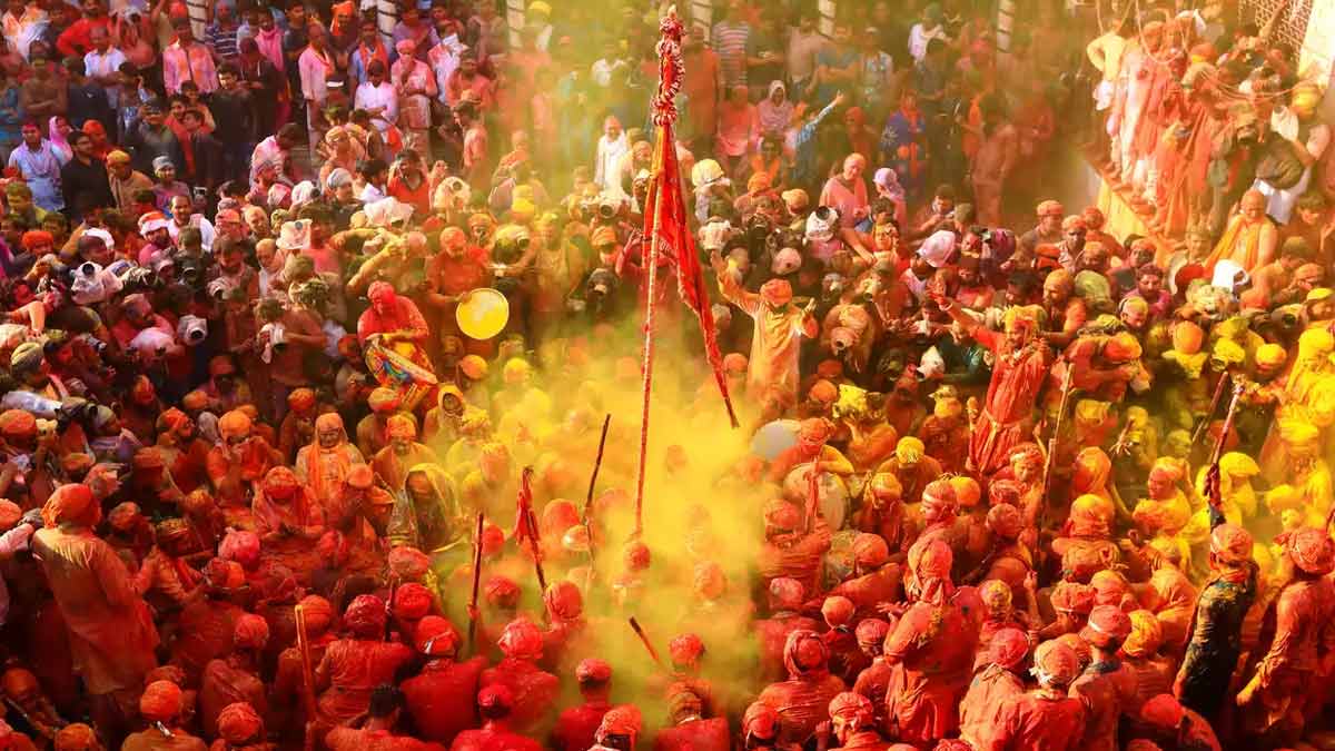 Braj Holi 2024: बरसाना, वृंदावन और मथुरा में डोलयात्रा का पूरा कार्यक्रम, यहां पढ़ें | braj holi 2024 barsana vrindavan and mathura full schedule of dolyatra | HerZindagi