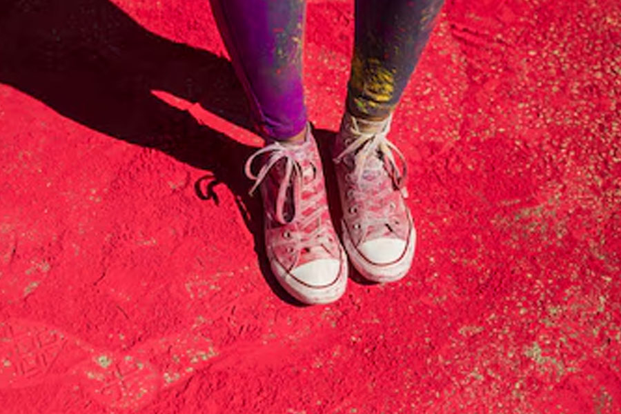 Does Holi powder stain shoes