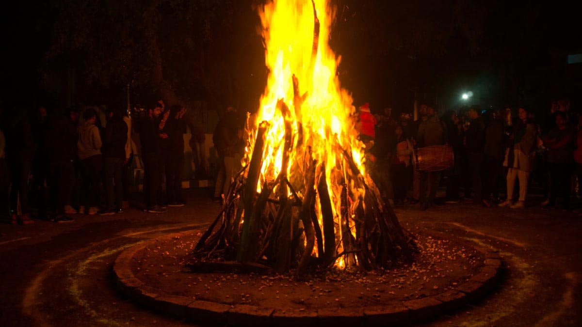 Holika Dahan Upay 2024 होलिका दहन के दिन जरूर करें ये उपाय, सभी कष्ट