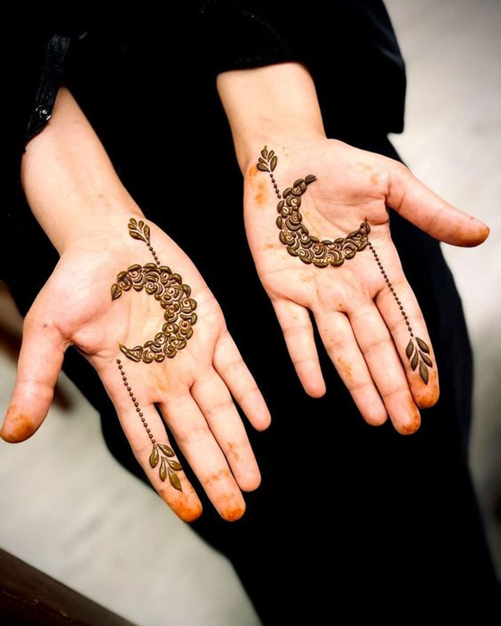 Minimal Chand Mehndi Design