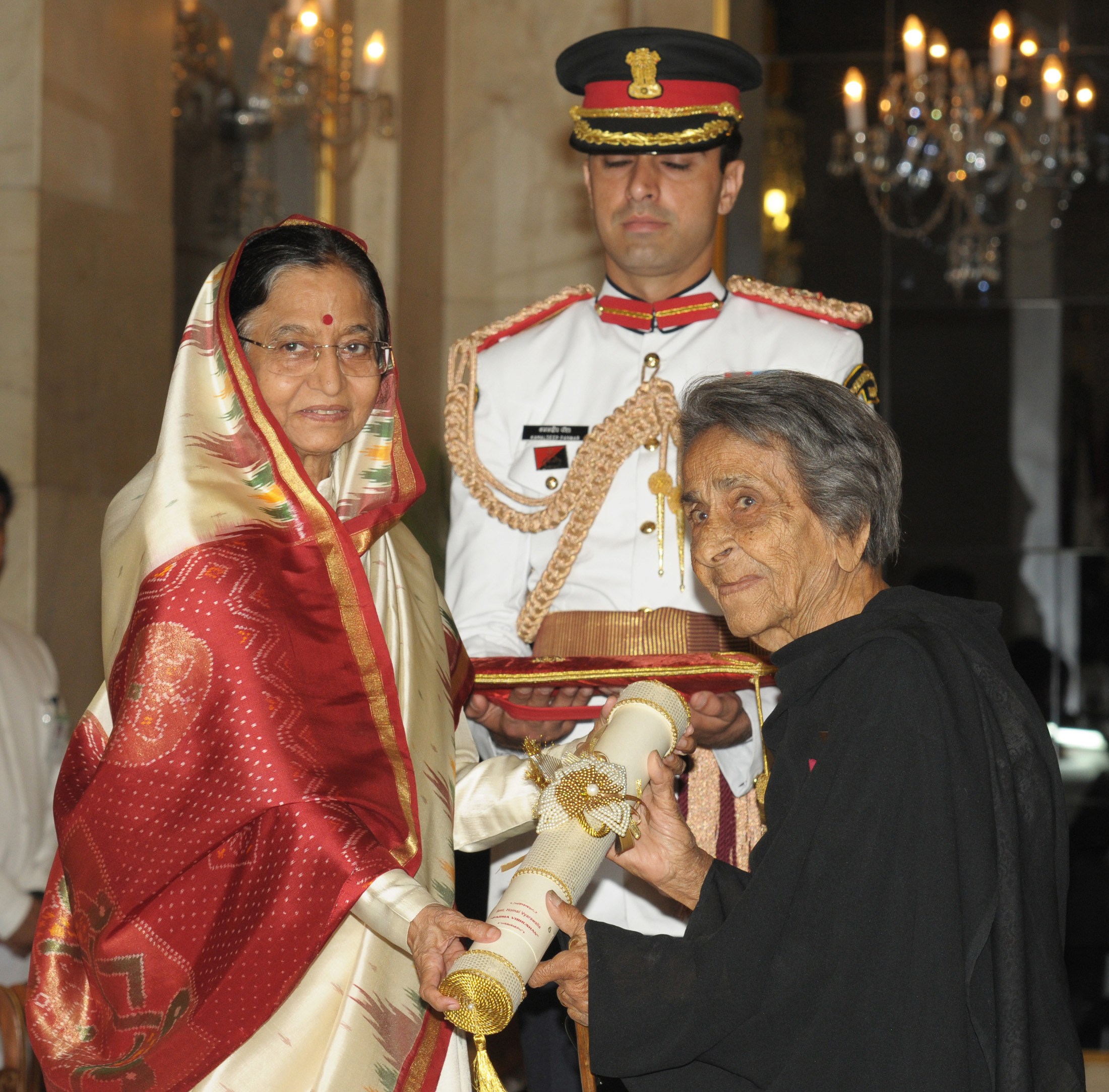 अध्यक्षा, श्रीमती. श्रीमती प्रतिभा देवीसिंह पाटील यांना पद्मविभूषण पुरस्कार प्रदान करताना. होमाई व्यारावाला, एप्रिल रोजी नवी दिल्लीतील राष्ट्रपती भवनात, एका गुंतवणूक समारंभात,