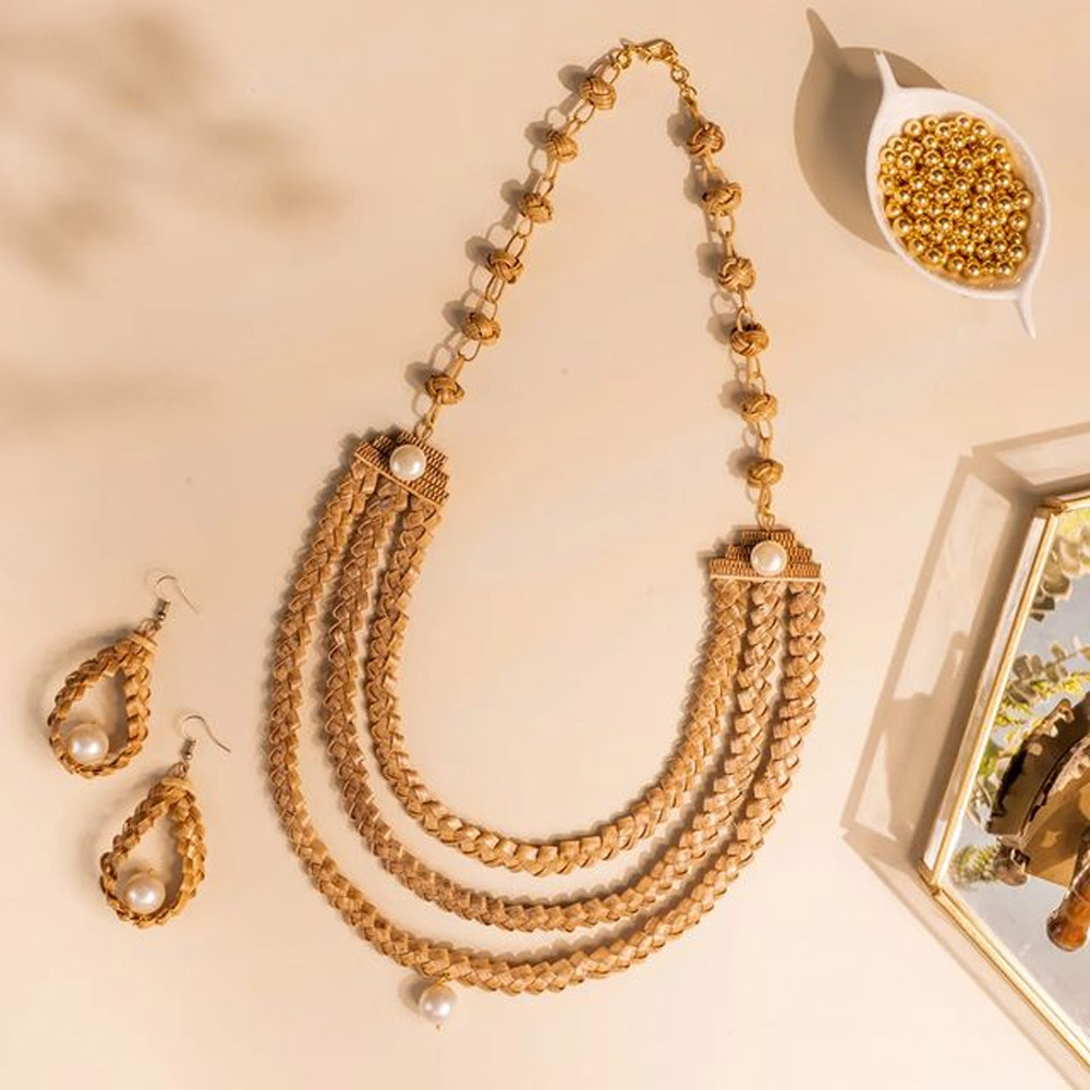 bamboo design jewellery with saree