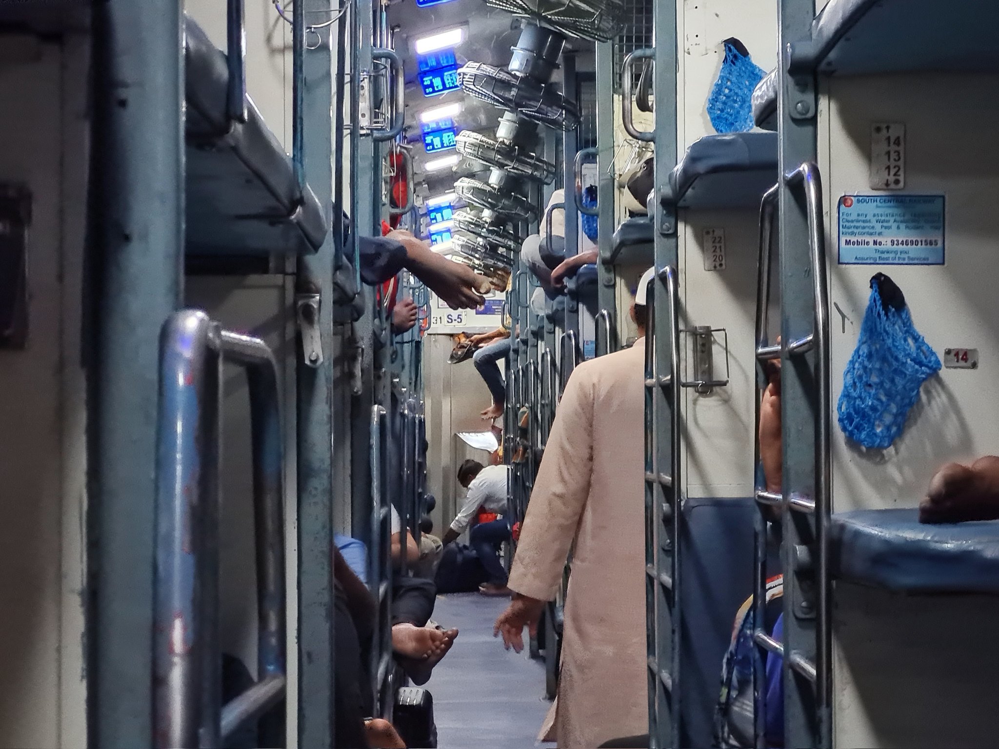 book retiring room in railway station online