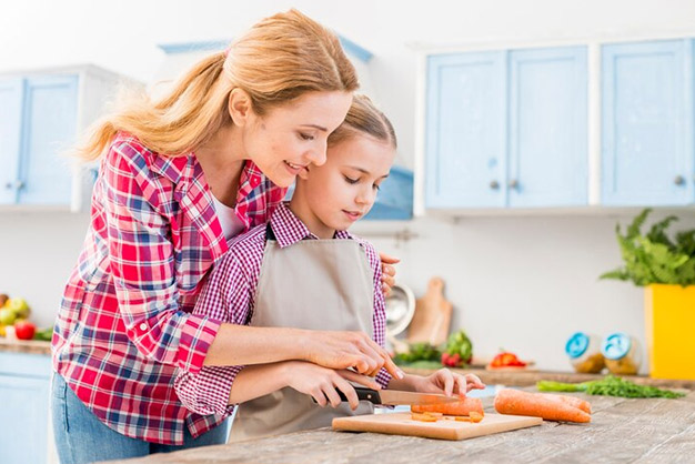 Cooking Skills: बच्चों को वीकेंड पर सिखा सकती हैं कुकिंग, जान लें सही
