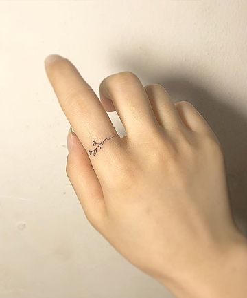 finger tattoo ring