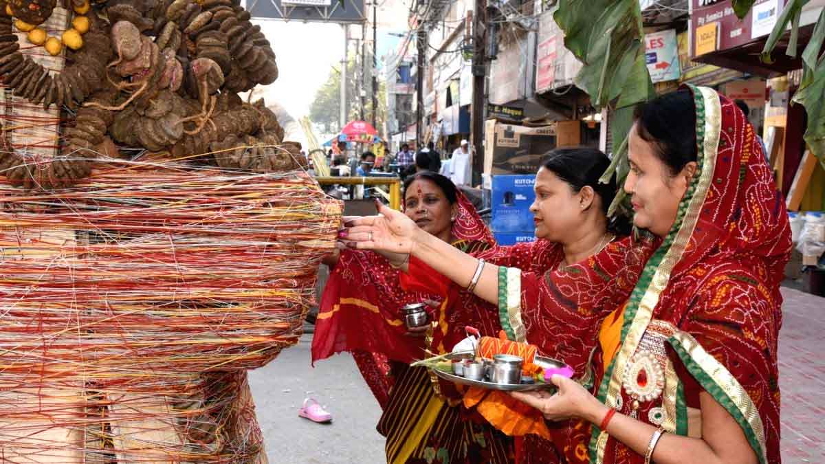 Holika Dahan 2024: धन लाभ के लिए होलिका दहन के दौरान करें इन मंत्रों का जाप | holika dahan 2024 chanting mantras for money | HerZindagi