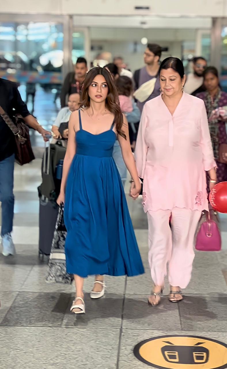 kriti kharaband and her mother