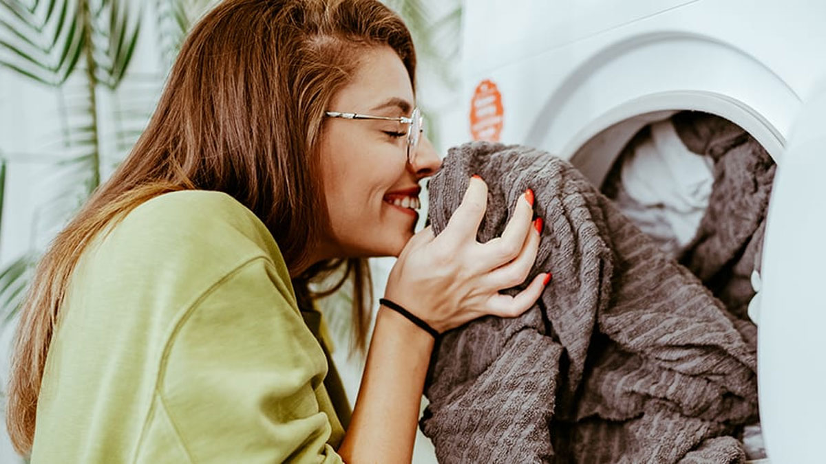 आपकी इन गलतियों के कारण कंबल से आती है बदबू why do blankets smells