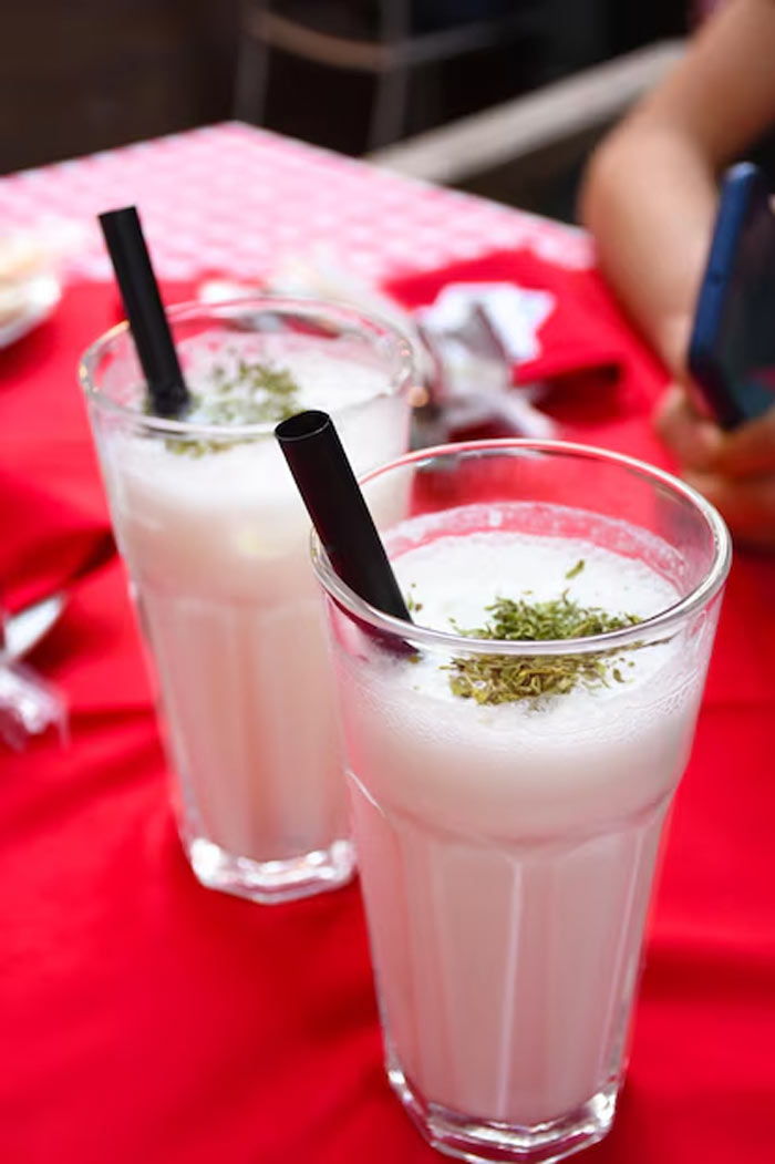 when to add sugar while making lassi