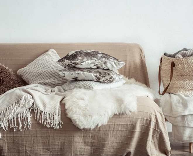 आपकी इन गलतियों के कारण कंबल से आती है बदबू why do blankets smells