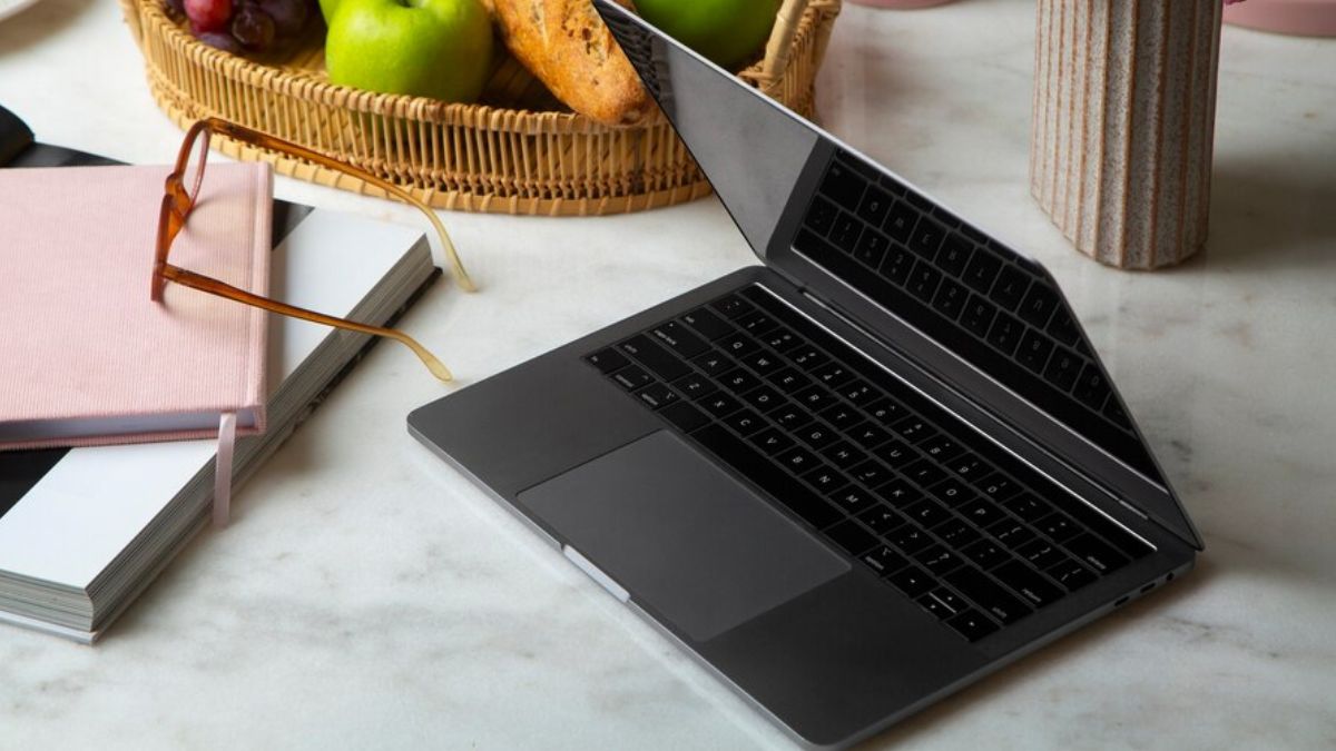 Apple Laptop Price In India इन एप्पल लैपटॉप का फीचर्स, डिजाइन, बैटरी सब कुछ हैं टॉप apple