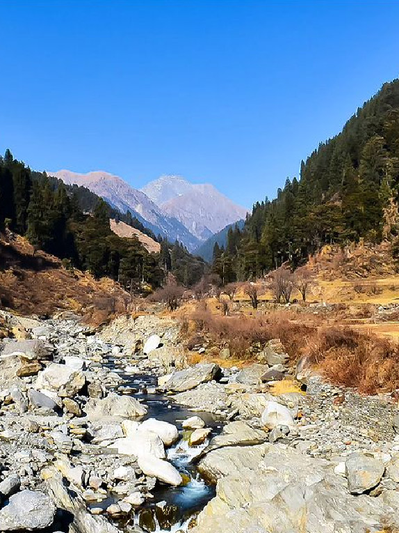 How to reach Rajgundha Valley