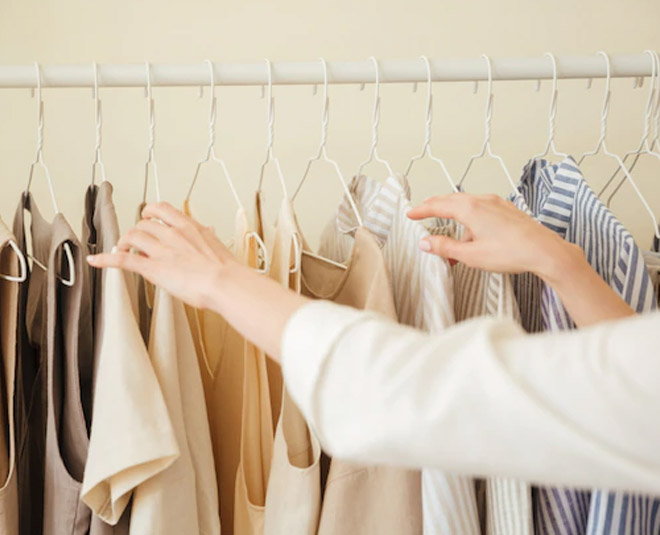 camphor should be kept inside clothes