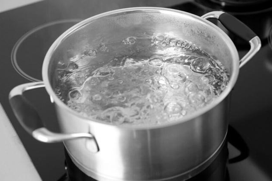 caustic soda to clean utensils