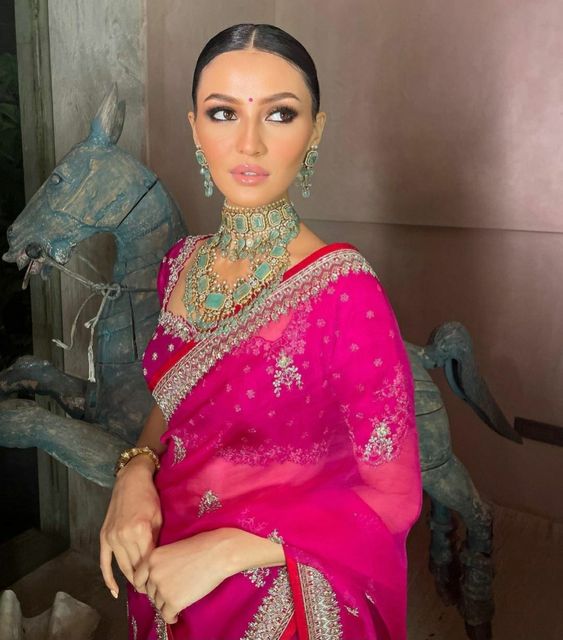 emerald contrasting necklace with pink saree