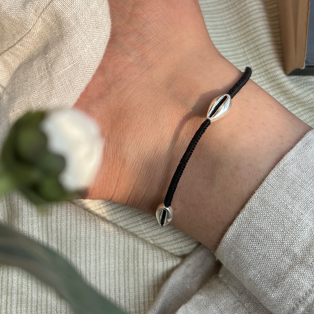 hath mein kaudi bandhne ka tarika