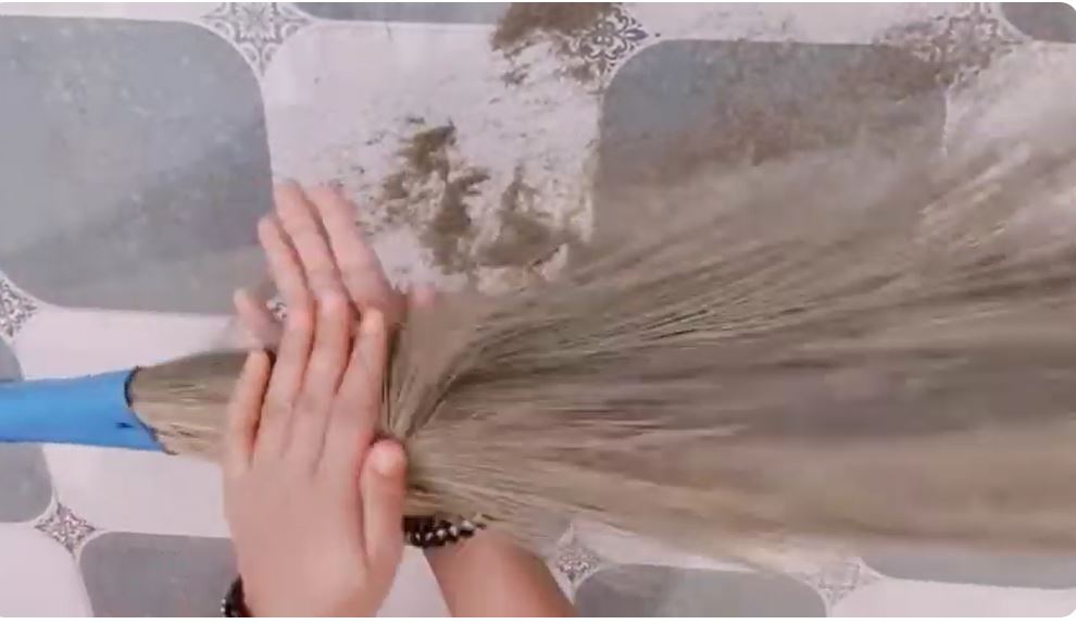 jhadu se bhusa kaise saf kare