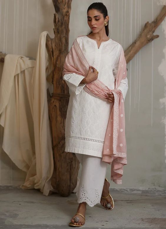 peach chikankari contrast dupatta design