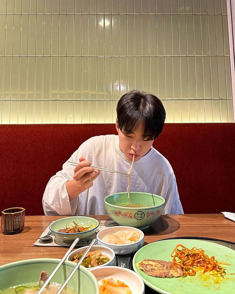 seventeen hoshi eating noodles