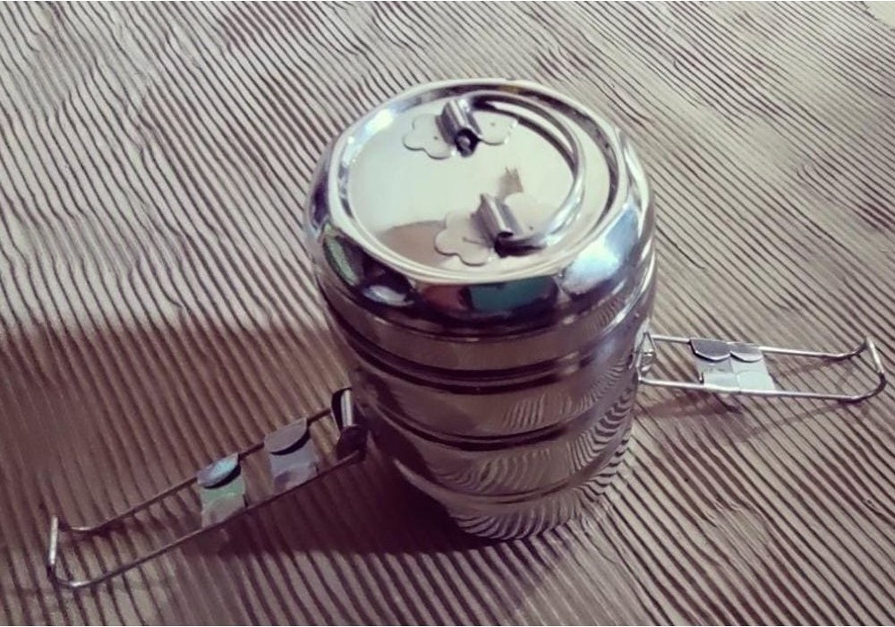 steel ke tiffin se sabzi ka tel nikalne se rokne ke tips