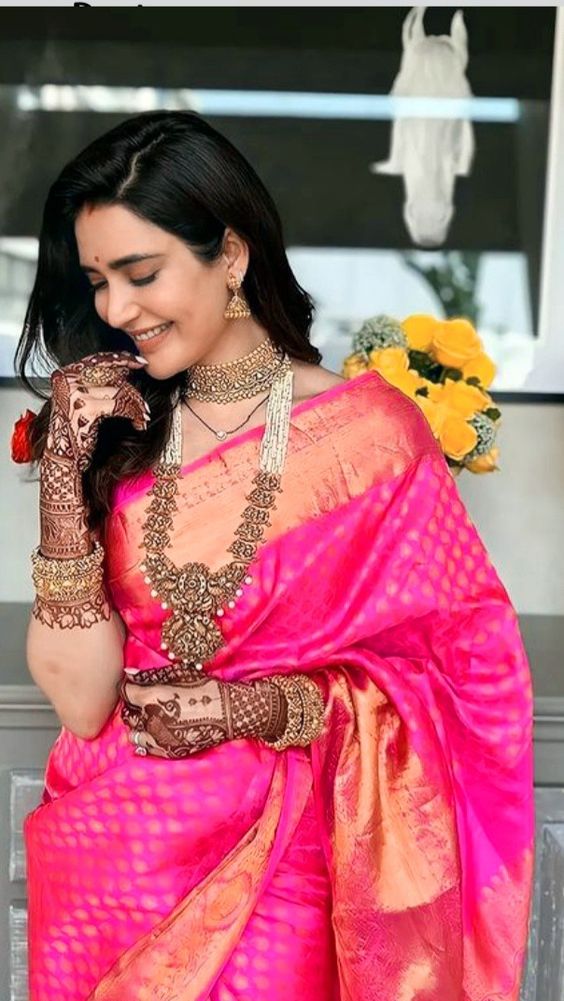 temple jewellery contrasting jewellery pink saree