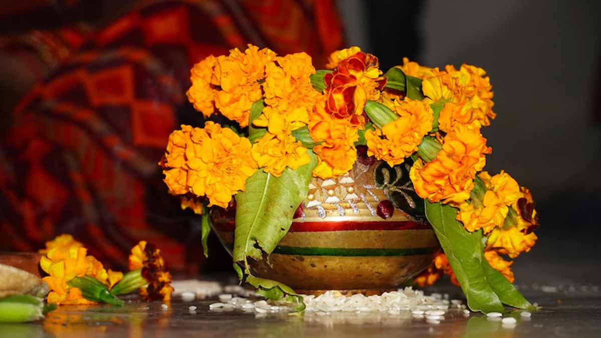 what to bring along with yourself while entering new home hindi mein