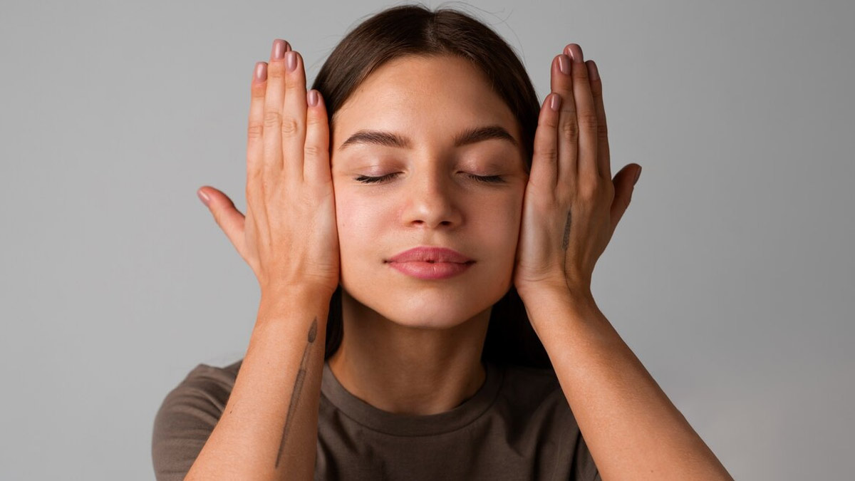 Yoga Exercise To Reduce Dark Circles Face Yoga Techniques To Combat Dark Circles | HerZindagi