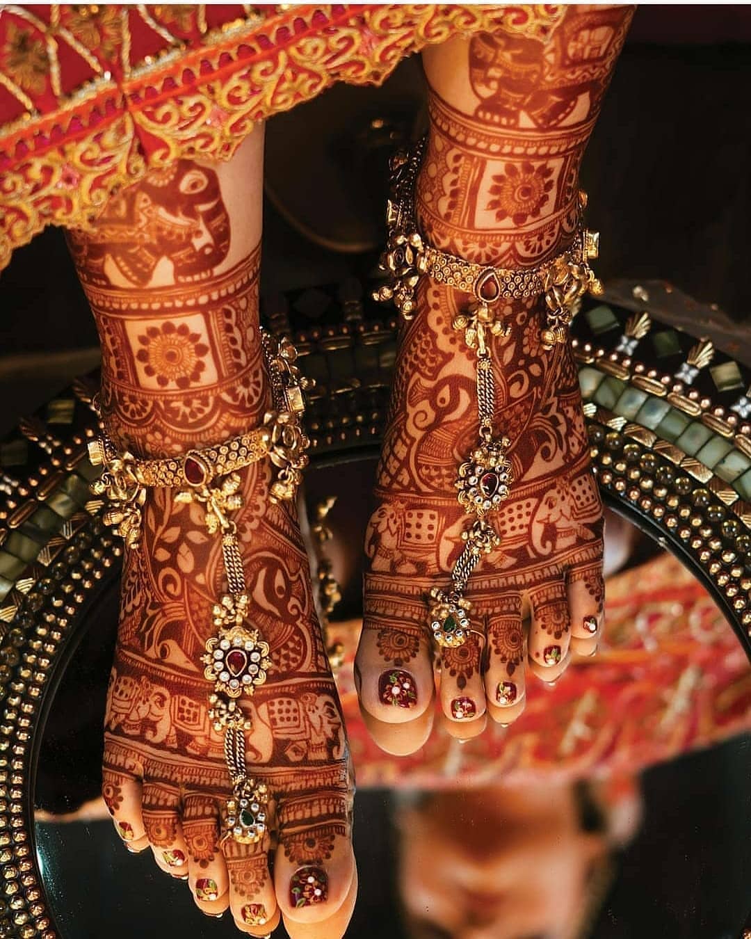 Follow  @weddingdays.in .....#payal #bridaljewelry #bridaljewellery #indianweddingwear #indianjewelry #indianbridaljewelry #goldjewellery #payaldesigns #goldpayal #anklets #indianbride #mehendi #mehendipho