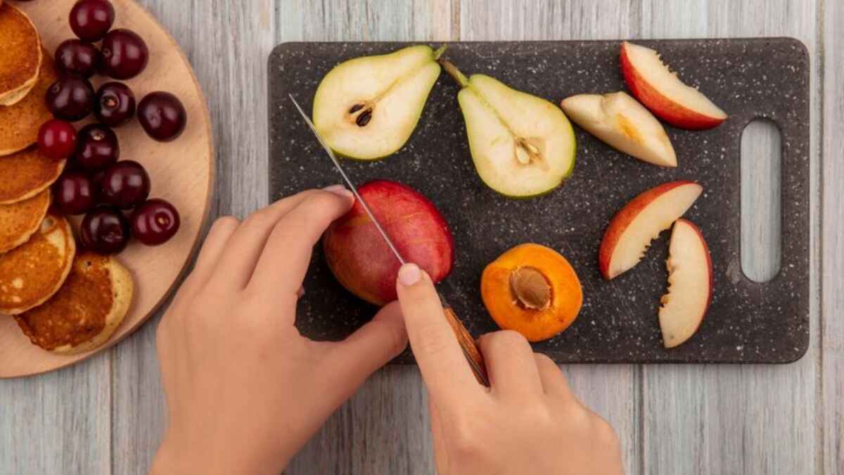 பழங்கள் வெட்டியவுடன் பழுப்பு நிறத்தில் மாறுவதால் சாப்பிட பிடிக்கவில்லையா... இந்த ஹேக் உங்களுக்கு பயனுள்ளதாக இருக்கும்