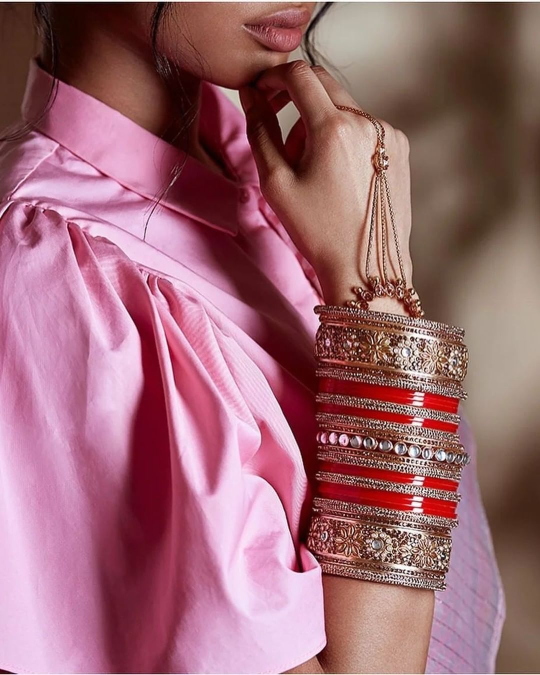 Starting the day with these stunning bridal chooda & bangles designs for Karvachauth Tag your squad in the comment section below.#choodalovers #bangleset #wishnwed #bangles #indianweddingjewellery #cho ()