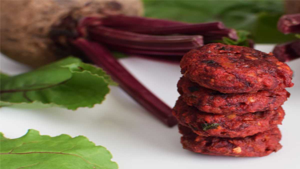 Beetroot vadai: உளுந்து, பருப்பு வடையா சாப்பிட்டு போர் அடிக்குதா? அப்ப பீட்ரூட்டில் வடை ட்ரை பண்ணுங்க!