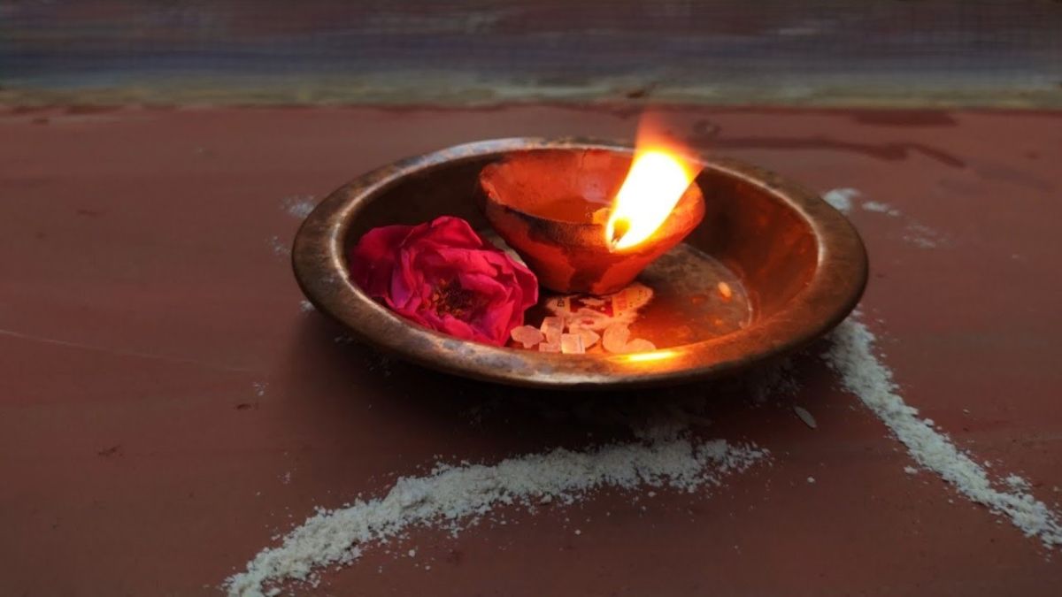 bhadrapad purnima ke din maa lakshmi ke samne kaun sa diya jalaya jata hai