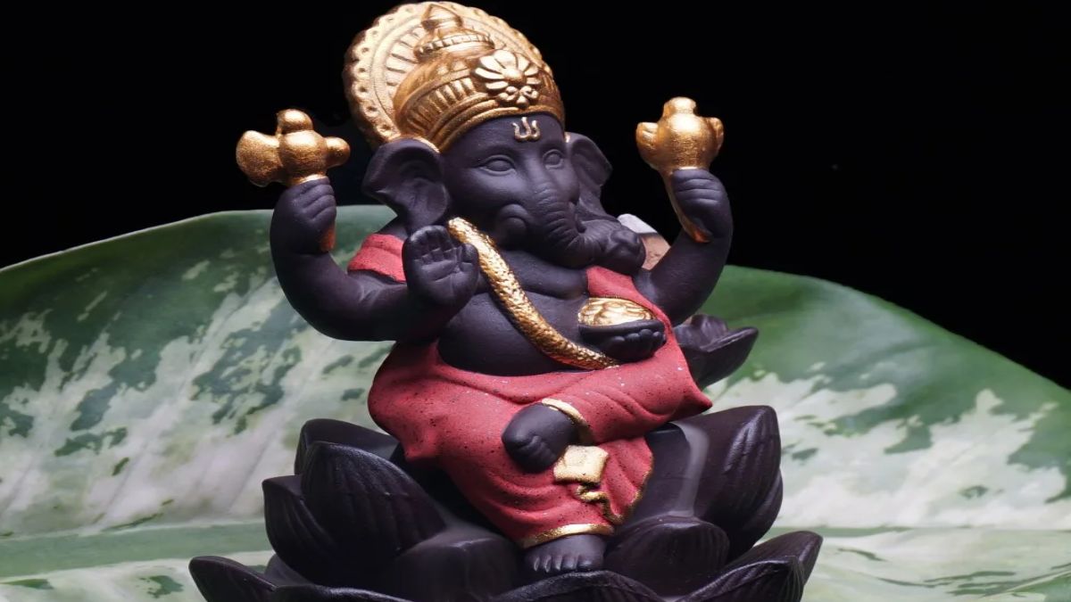 can we keep deities black colour idols at home