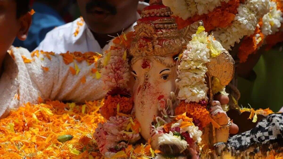ganpati visarjan  what should be immersed with lord ganesh