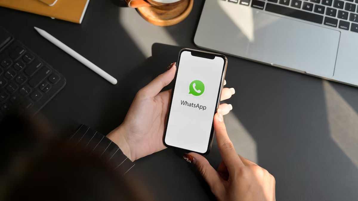 how to use WhatsApp status reactions